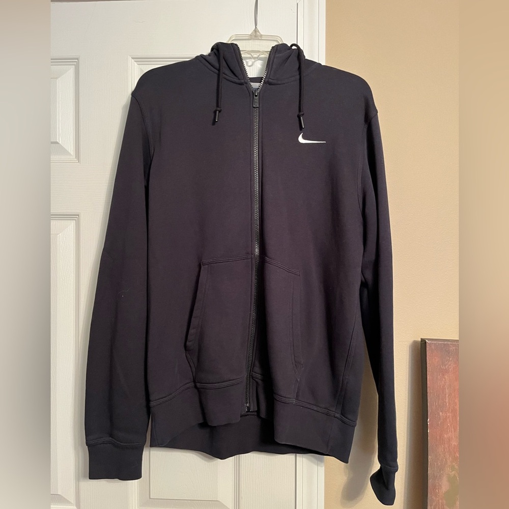 Men’s black Nike full-zip! Like new condition. Worn only a couple of times!